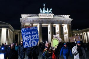 Šimtai tūkstančių žmonių Vokietijoje protestuoja prieš kraštutinius dešiniuosius 