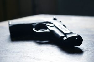 Kaune, po medienos rąstais, rastas dujinis pistoletas