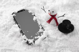 Šaltis nepatinka ir jūsų telefonui: pataria nemėtyti jo į sniegą ir nepalikti automobilyje 