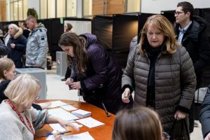 Ekspertai apie partijų reitingų lyderį: karūną dėti dar anksti