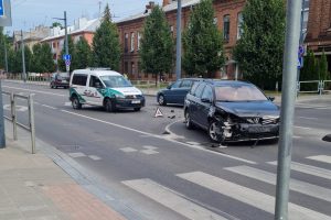 Šančiuose po avarijos pažiro dviejų „Volkswagen“ detalės, bet žmonės nenukentėjo