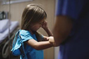 Ieško atsakymo: vaiko tempimas pas gydytoją – smurtas ar ne?