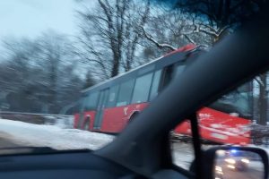 Pavojingi žiemos žaidimai: nuo kelio nuslydo miesto autobusas