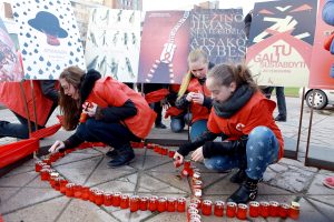 Štorminis vėjas Klaipėdoje trikdė Pasaulinės AIDS dienos paminėjimą 
