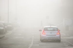 Perspėja kelininkai: eismo sąlygas Raseinių ir Panevėžio rajonuose sunkina rūkas