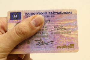 Suklastotą vairuotojo pažymėjimą norėjusi gauti moteris sukčiams sumokėjo 18 tūkst. eurų