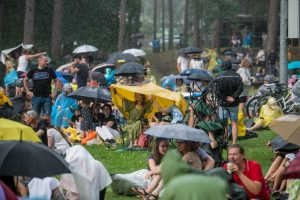 Praūžė „Akacijų alėjos“ festivalis: muzikos mylėtojų neišgąsdino net didžiulė liūtis