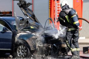 Klaipėdoje apdegė automobilis „Lexus“