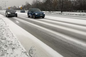 Žiemos iššūkiai klupdo ne tik kelių gaidelius