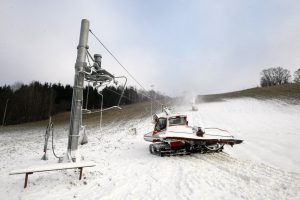 Slidinėjimo trasai ant Utrių kalno gamina sniegą