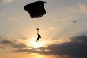 Mirė nesėkmingai Kyviškių aerodrome parašiutu nusileidęs vyras