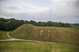 Sutvarkyti Kernavės piliakalnių šlaitai, bet rimtam remontui lėšų trūksta