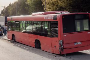 Vilniuje lengvasis automobilis rėžėsi į be rato likusį autobusą