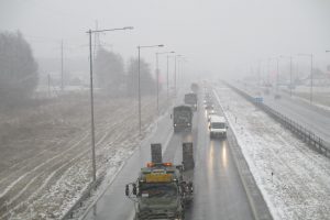 Šalies keliuose slidu dėl sniego, plikledžio, vietomis – lijundra