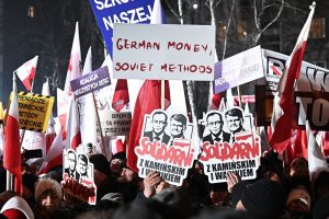 Tūkstančiai lenkų išėjo į demonstraciją prieš D. Tusko vyriausybę