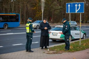 Klaipėdos apskrities policijos pareigūnai žvakelėmis pagerbė žuvusiuosius per eismo įvykius 