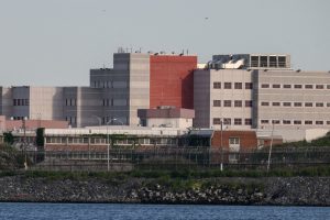 Niujorko Rikerso salos kalėjime kilus gaisrui nukentėjo 20 kalinių