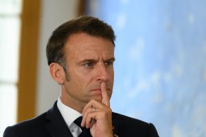 E. Macronas ragina savo vyriausybę pasimokyti iš Prancūziją sukrėtusių riaušių