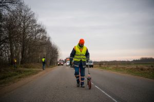 Lietuvoje keliai ženklinami naudojant lazerį – galima dirbti lyjant ir sningant