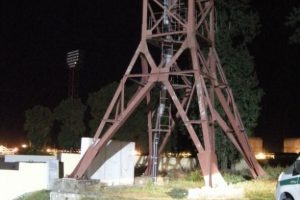 Išaiškinti stadiono apšvietimo stulpo laidų vagys