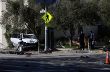 San Fransiske visureigiui įsirėžus į autobusų stotelę žuvo trys žmonės, sužeistas kūdikis