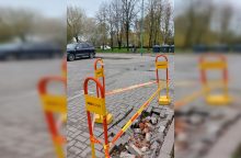 Automobilių stovėjimo aikštelės neįgaliojo vietoje – duobė