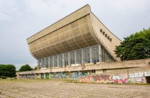 Pradedami valyti Vilniaus sporto rūmų fasadai