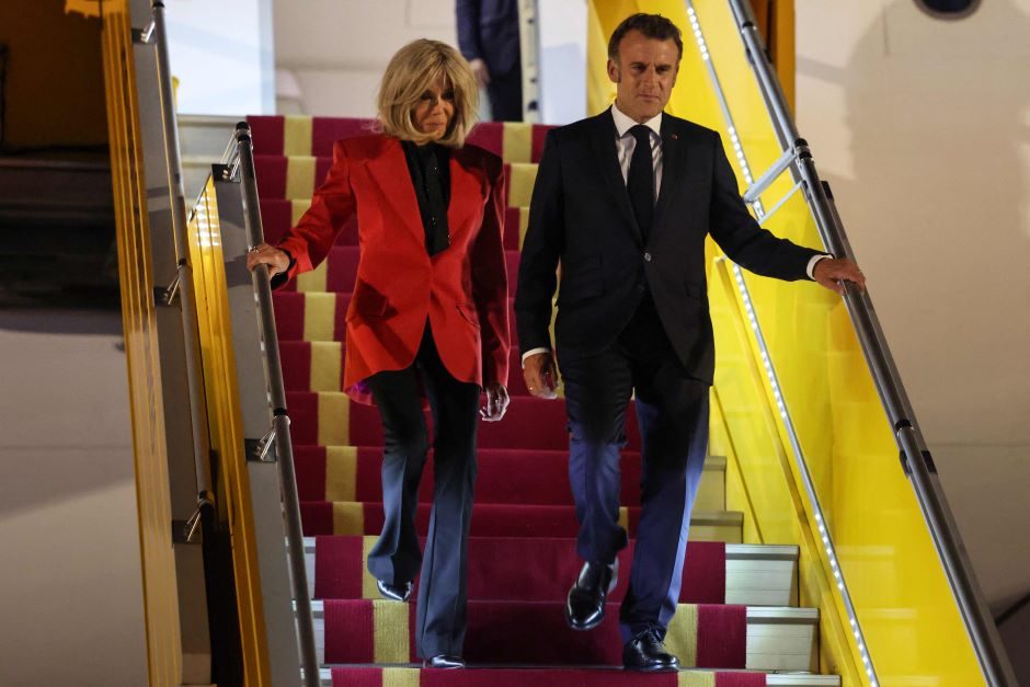 The expert revealed who betrayed Macron’s upset after his wife’s rude behavior
