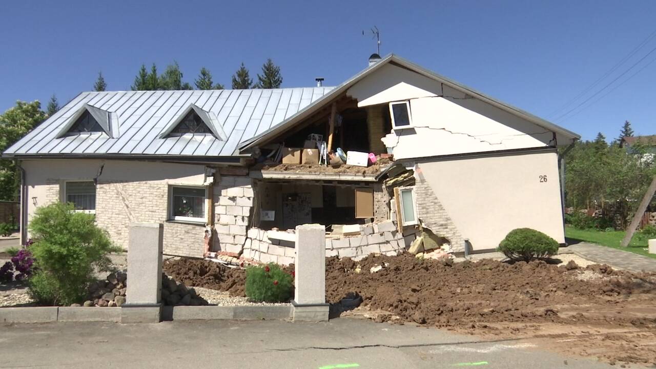 The mayor of Pasvalys commented on the fate of a sinking house