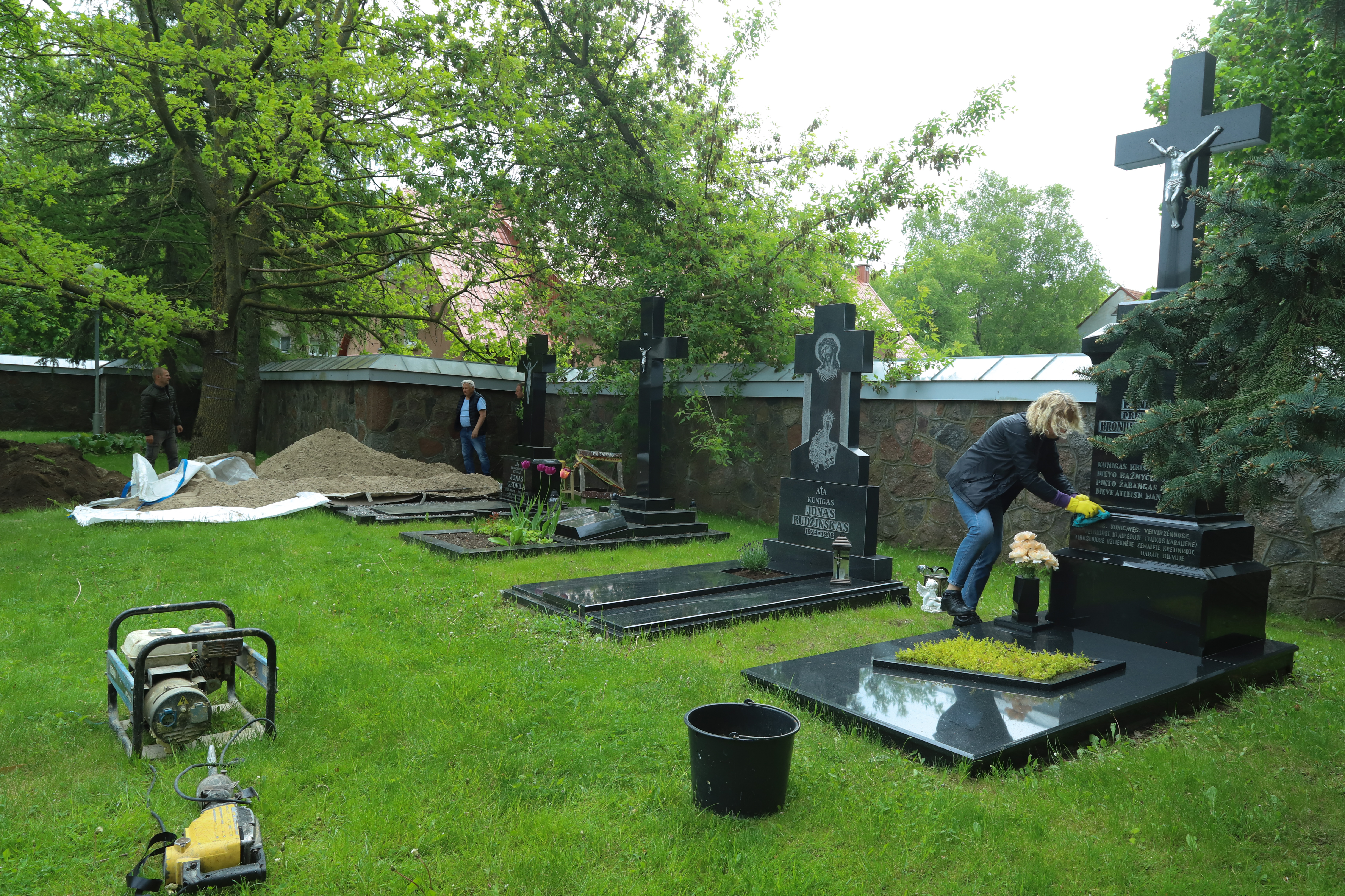 The famous priest will rest in the churchyard of the church