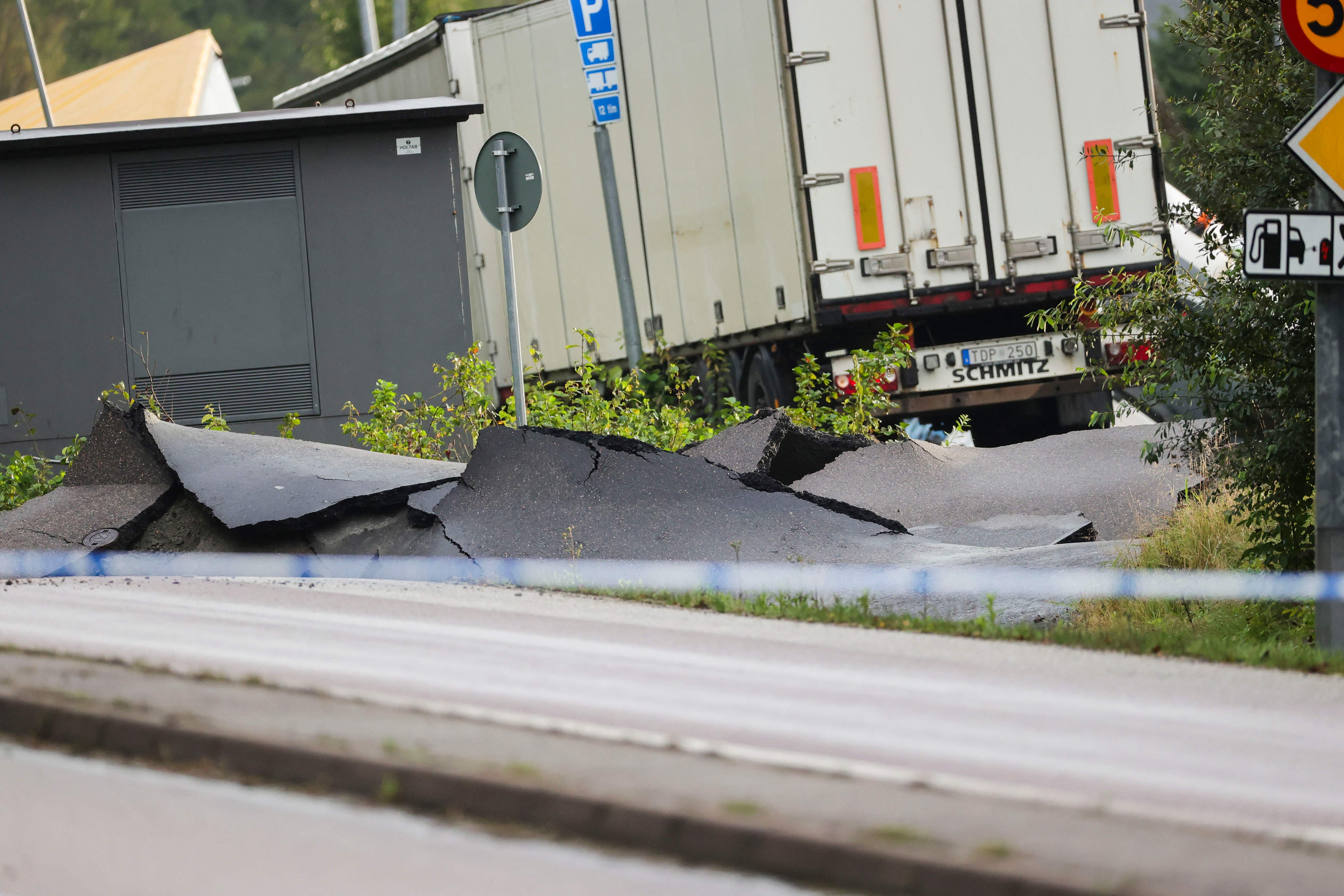 I Sverige åpnet et synkehull på motorveien på grunn av et ras, det er personskader