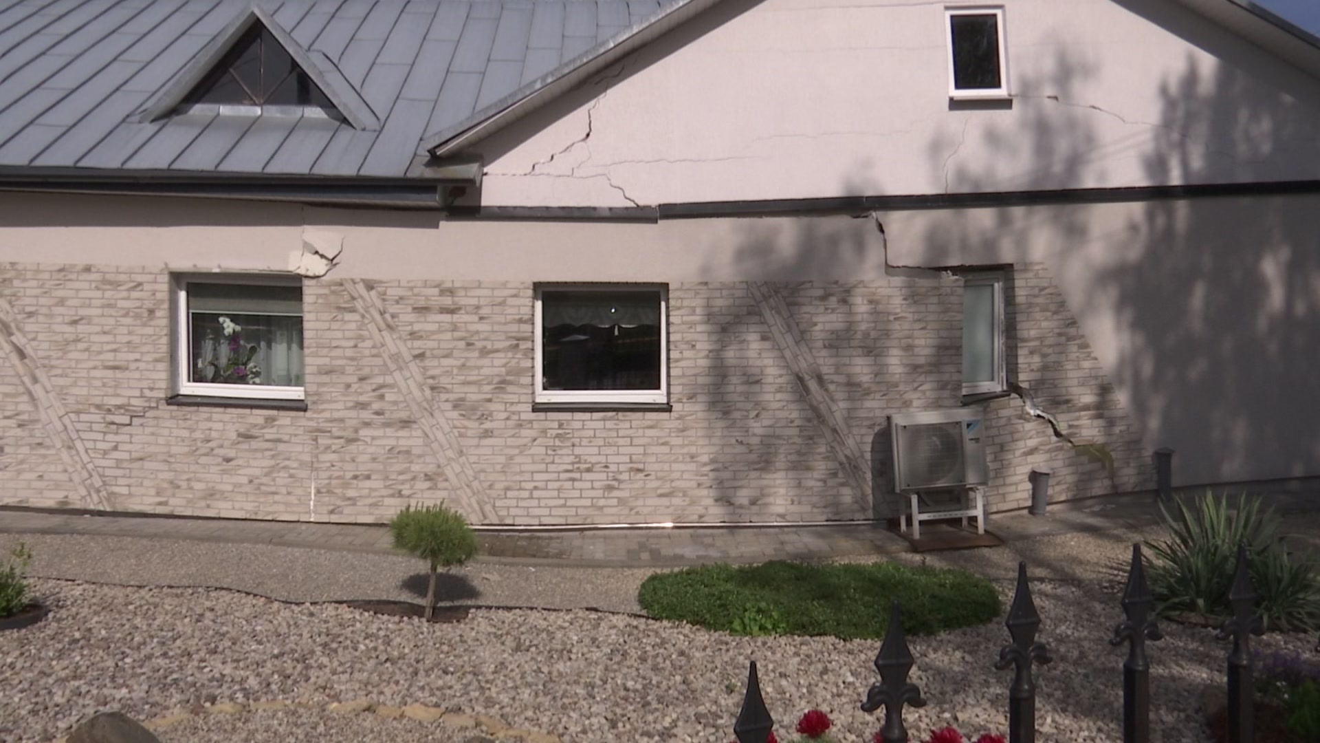 The sinkhole swallows a family house, but the losses will not be covered?