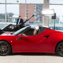 Lietuvoje pristatytas grakštus ir galingas „Alfa Romeo“ kabrioletas „4C Spider“