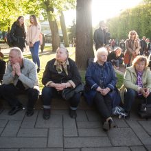 Vietoj tylos minutės – plojimai ir rokas