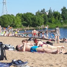 Poilsiautojų Lampėdžio ežero paplūdimyje – tarsi pajūryje