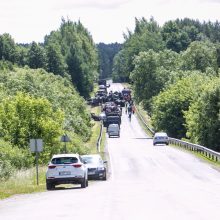 Prienų rajone – masinė šarvuočių avarija, sužaloti kariai 