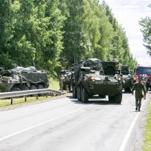 Prienų rajone – masinė šarvuočių avarija, sužaloti kariai 