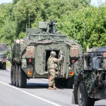 Prienų rajone – masinė šarvuočių avarija, sužaloti kariai 