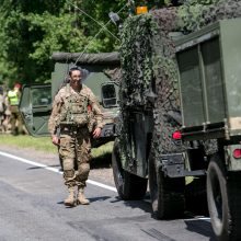 Prienų rajone – masinė šarvuočių avarija, sužaloti kariai 