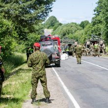 Prienų rajone – masinė šarvuočių avarija, sužaloti kariai 