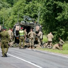 Prienų rajone – masinė šarvuočių avarija, sužaloti kariai 