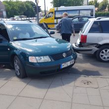 Sujudimas centre: medikai gaivino narkomaną, netoliese susidūrė dvi mašinos