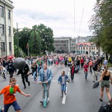 Parodos kalno šturmas: žmonės kopė kirpdamiesi, su vaišių stalais, šunys – neštuvuose