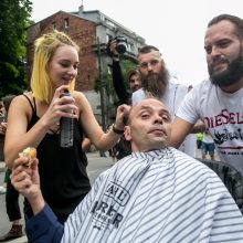 Parodos kalno šturmas: žmonės kopė kirpdamiesi, su vaišių stalais, šunys – neštuvuose