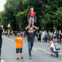 Parodos kalno šturmas: žmonės kopė kirpdamiesi, su vaišių stalais, šunys – neštuvuose