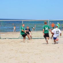 Paplūdimio futbolo turnyre mėgėjai galynėjosi su profesionalais