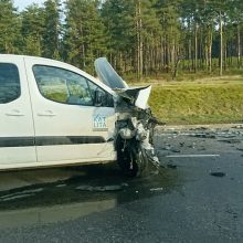 Avarija Petrašiūnuose: BMW rėžėsi į stulpą, nukentėjo nėščia moteris