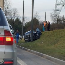 Avarija Petrašiūnuose: BMW rėžėsi į stulpą, nukentėjo nėščia moteris