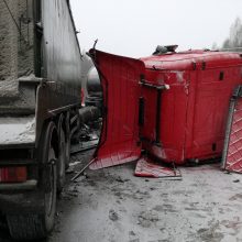 Tarptautinė avarija: apvažiuodamas lenko ir esto kaktomušą, nuo šlaito nulėkė latvis