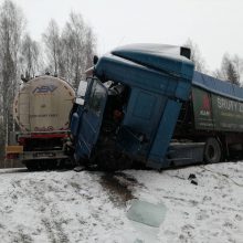 Tarptautinė avarija: apvažiuodamas lenko ir esto kaktomušą, nuo šlaito nulėkė latvis